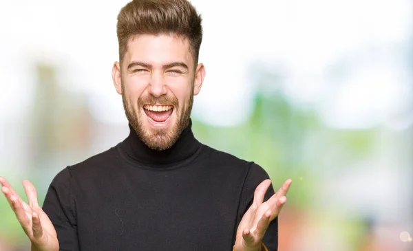 Giovane Bel Biondo Uomo Indossa Maglione Invernale Che Celebra Pazzo — Foto Stock