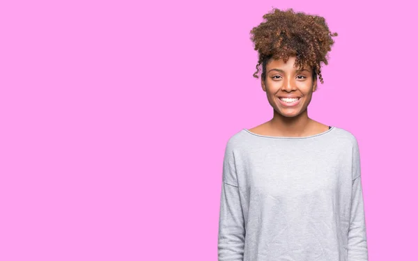 Hermosa Mujer Afroamericana Joven Sobre Fondo Aislado Con Una Sonrisa —  Fotos de Stock