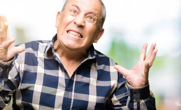 Hombre Mayor Guapo Con Camisa Casual Loco Loco Gritando Gritando — Foto de Stock