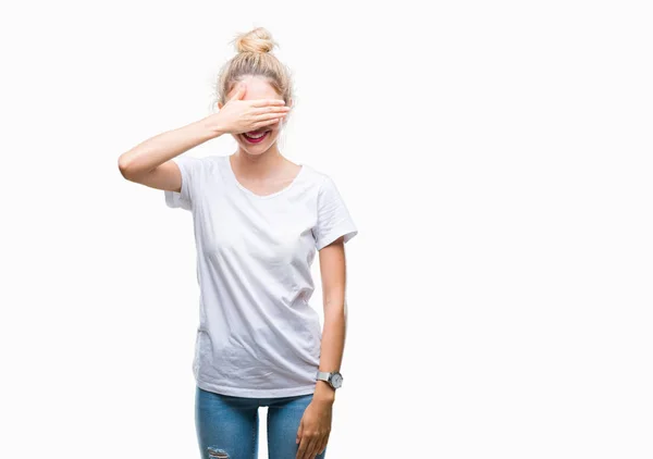 Jovem Mulher Loira Bonita Vestindo Camiseta Branca Sobre Fundo Isolado — Fotografia de Stock