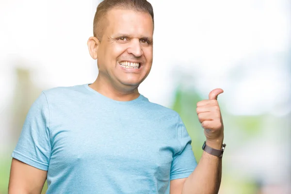 Homem Árabe Meia Idade Vestindo Camiseta Azul Sobre Fundo Isolado — Fotografia de Stock