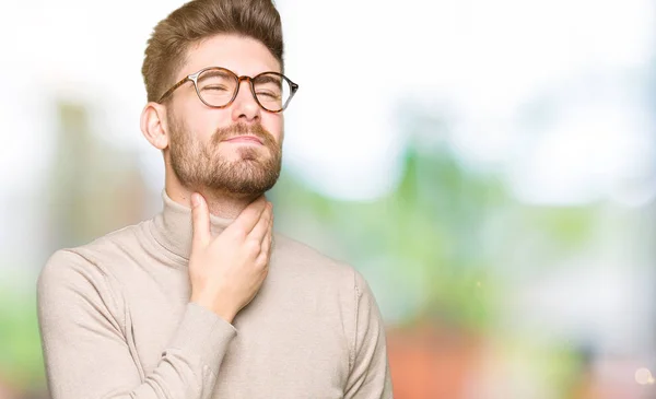 Ağrılı Boyun Boğaz Grip Kesek Enfeksiyon Dokunmadan Giyen Genç Yakışıklı — Stok fotoğraf