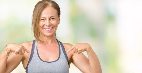 Hermosa Mujer Mediana Edad Vistiendo Ropa Deportiva Sobre Fondo Aislado —  Fotos de Stock