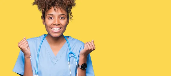 Joven Mujer Médica Afroamericana Sobre Fondo Aislado Celebrando Sorprendida Sorprendida — Foto de Stock