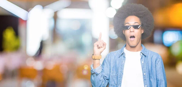 Молодий Афроамериканець Людиною Афро Волосся Окулярах Життя Thug Вказуючи Пальцем — стокове фото
