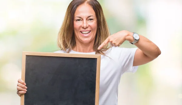 Mujer Hispana Mediana Edad Sosteniendo Pizarra Sobre Fondo Aislado Muy — Foto de Stock