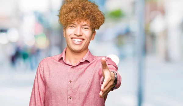 Fiatal Jóképű Üzletember Afro Hajú Mosolygós Baráti Kínál Kézfogás Mint — Stock Fotó