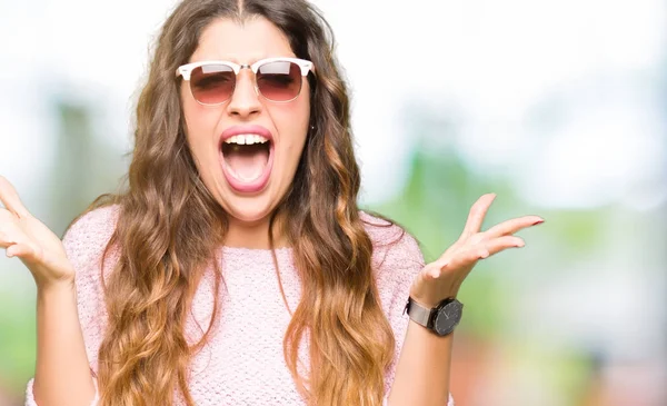 Junge Schöne Frau Mit Sonnenbrille Und Rosa Pullover Feiert Verrückt — Stockfoto