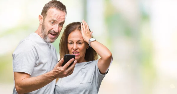 Middelbare Leeftijd Hispanic Paar Sms Bericht Smartphone Ver Geïsoleerd Achtergrond — Stockfoto