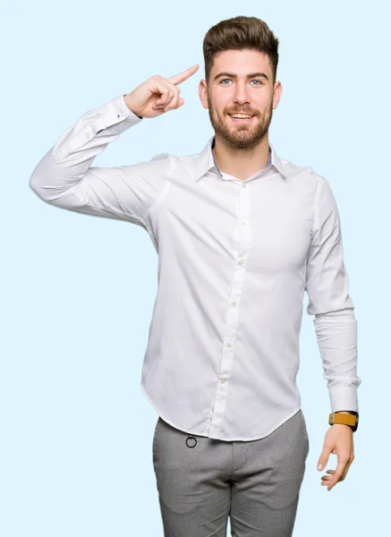 Joven Hombre Negocios Guapo Sonriendo Señalando Cabeza Con Dedo Gran — Foto de Stock