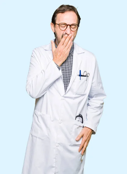 Orta Yaş Doktor Erkek Tıbbi Giyen Sıkılmış Ağzıyla Kapsayan Yorgun — Stok fotoğraf