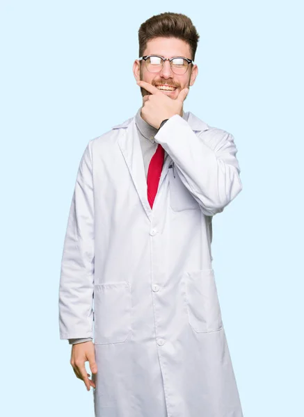 Der Junge Gut Aussehende Wissenschaftler Mit Brille Blickt Selbstbewusst Die — Stockfoto