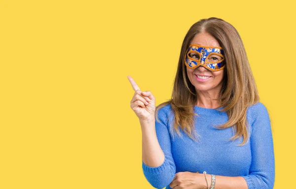 Mooie Middelbare Leeftijd Vrouw Venetië Carnaval Masker Dragen Geïsoleerde Achtergrond — Stockfoto