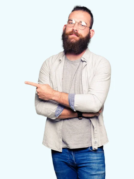 Joven Hombre Rubio Con Gafas Señalando Con Dedo Mano Lado — Foto de Stock