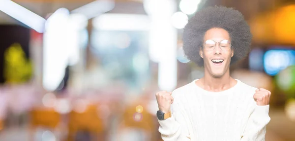 Jovem Afro Americano Com Cabelo Afro Vestindo Óculos Celebrando Surpreso — Fotografia de Stock