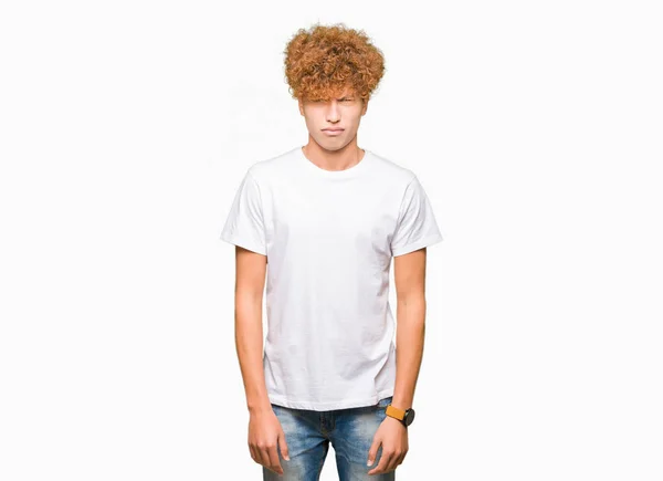 Homem Bonito Jovem Com Cabelo Afro Vestindo Shirt Branca Casual — Fotografia de Stock