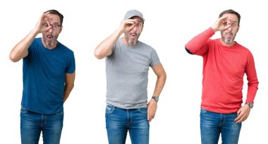 Beyaz izole arka plan üzerinde yakışıklı yaşlı adam kolaj ok jest sürpriz yüz ile şok yapıyor, parmaklardan bakarak göz. İnanmayan ifade.