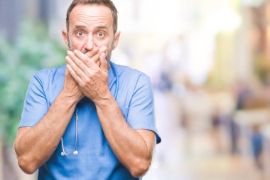 Üzerinde tıbbi üniforma giyen orta yaş ağarmış kıdemli Doktor adam arka plan ağız hata için elleriyle kapsayan şok izole. Gizli kavramı.