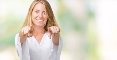 Güzel genç zarif kadın yüzünden izole arka plan size işaret ve parmaklar, kamerayla olumlu ve neşeli gülümseyen