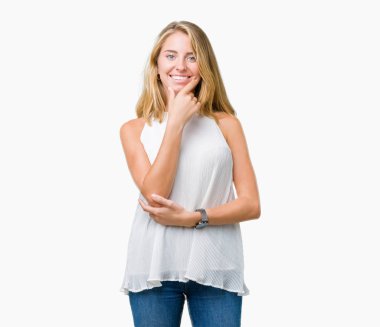 Güzel genç zarif kadın izole arka plan emin çapraz kollar ve çeneme kaldırdı el ile gülümseme ile kameraya bakıyor. Pozitif düşünce.