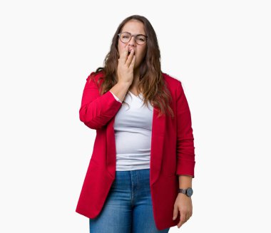 Artı boyutu genç iş kadını güzel şık ceket ve gözlük izole arka plan üzerinde giyen el ağzıyla kapsayan yorgun esneme sıkılmış. Restless ve uyku hali.