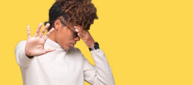 Güzel genç Afro-Amerikan kadın üzerinde gözlük takan izole elleriyle gözlerini kapsayan arka plan ve stop jest ile acı ve korku ifadesi. Utandım ve negatif kavramı.