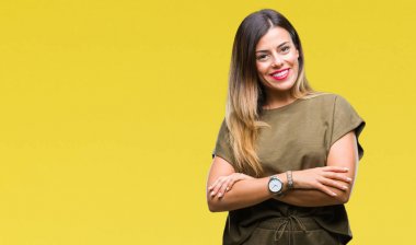 İzole arka plan mutlu yüz çapraz silah kameraya bakarak ile gülümseyen genç güzel kadın. Olumlu bir kişi.