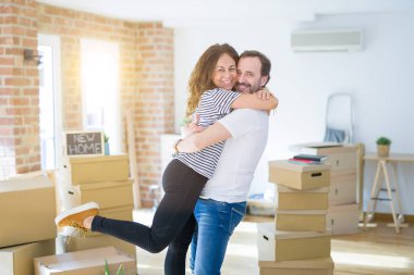 Orta yaş Senior çift yeni bir eve hareket, mutlu gülümseyen