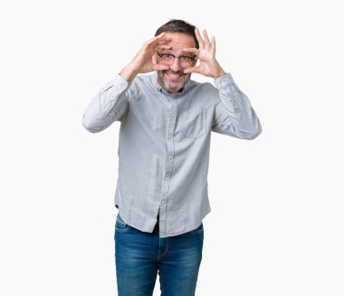 Parmaklarıyla, Uykulu ve sabah yorgunluk için yorgun gözlerini açmaya çalışırken izole arka plan üzerinde gözlük takan yakışıklı orta yaş zarif komuta sizde