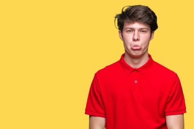 Yakışıklı delikanlı izole arka plan üzerinde kırmızı t-shirt giyen depresif ve kızgın ve korkmuş ağlıyor sıkıntı için endişeleniyorum. Üzgün ifade.