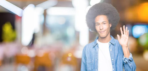 Νεαρός Αφρικανική Αμερικανική Άνθρωπος Άφρο Μαλλιά Άρση Λέει Γειά Σου — Φωτογραφία Αρχείου