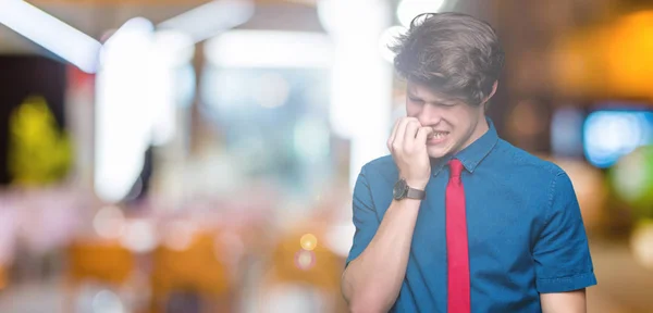 Joven Hombre Negocios Guapo Con Corbata Roja Sobre Fondo Aislado —  Fotos de Stock