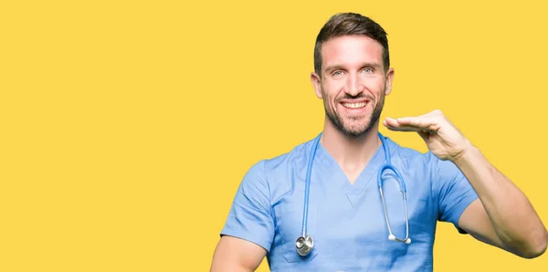 Hombre Guapo Doctor Vistiendo Uniforme Médico Sobre Fondo Aislado Gesto — Foto de Stock