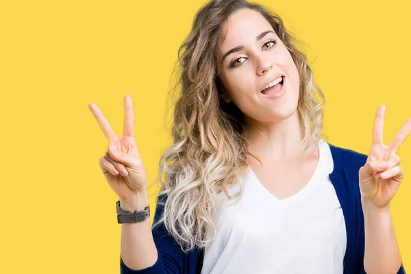 Linda Jovem Loira Sobre Fundo Isolado Sorrindo Olhando Para Câmera — Fotografia de Stock