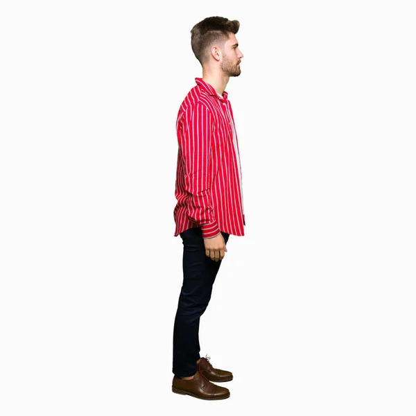 Νέος Όμορφος Άντρας Φορώντας Κόκκινο Πουκάμισο Κοιτάζοντας Προς Πλάγια Χαλαρώστε — Φωτογραφία Αρχείου
