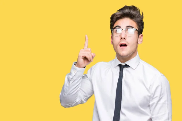 Joven Hombre Negocios Con Gafas Sobre Fondo Aislado Apuntando Con — Foto de Stock