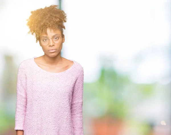 Hermosa Mujer Afroamericana Joven Con Gafas Sobre Fondo Aislado Relajado — Foto de Stock