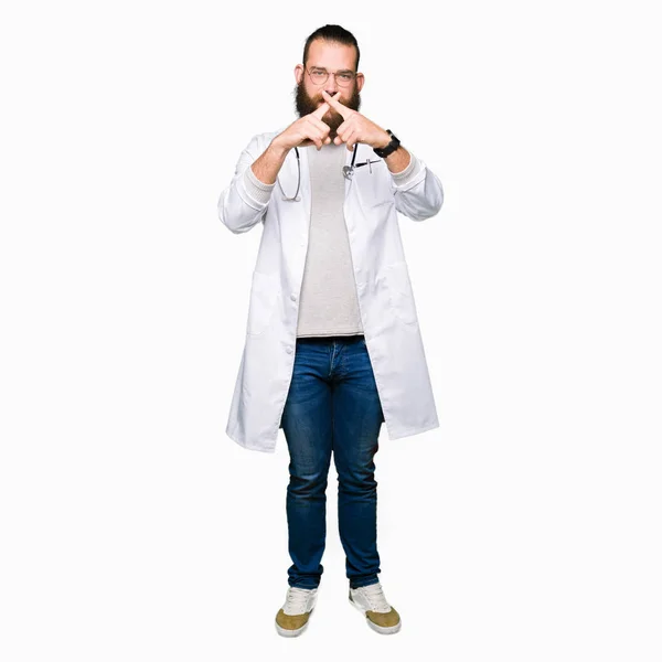 髭の負の符号を行う医療コート除去式交差指を身に着けている若いブロンド医師男 — ストック写真