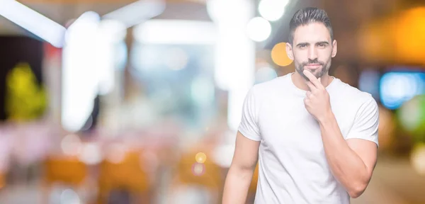 Hombre Joven Con Camiseta Blanca Casual Sobre Fondo Aislado Mirando — Foto de Stock