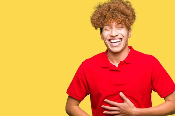 Jonge Knappe Man Met Afro Haar Dragen Rode Shirt Smiling — Stockfoto