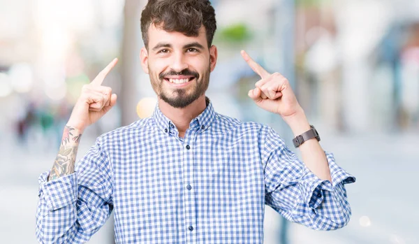 Joven Hombre Negocios Guapo Sobre Fondo Aislado Sonriendo Apuntando Cabeza —  Fotos de Stock