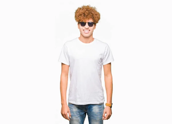 Joven Hombre Guapo Con Pelo Afro Usando Gafas Sol Con — Foto de Stock
