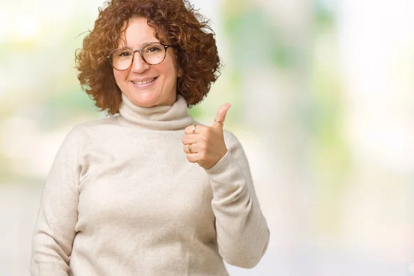 Schöne Seniorin Mittleren Alters Die Rollkragenpullover Und Brille Über Isoliertem — Stockfoto