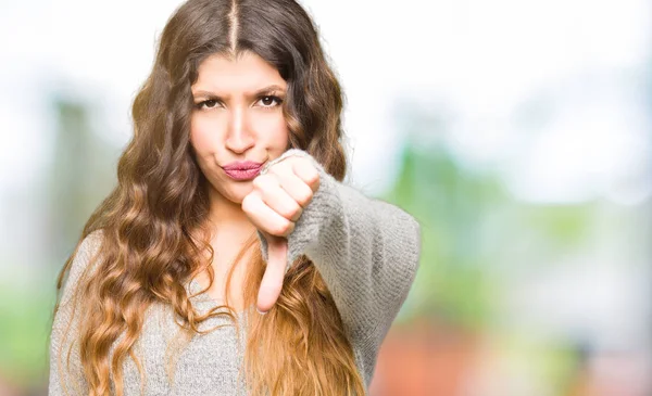 Jovem Mulher Bonita Vestindo Vestido Inverno Olhando Infeliz Irritado Mostrando — Fotografia de Stock