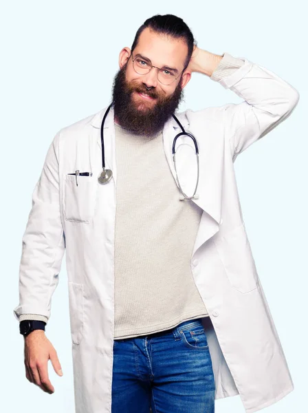 Jeune Homme Blond Médecin Avec Barbe Vêtu Manteau Médical Sourire — Photo