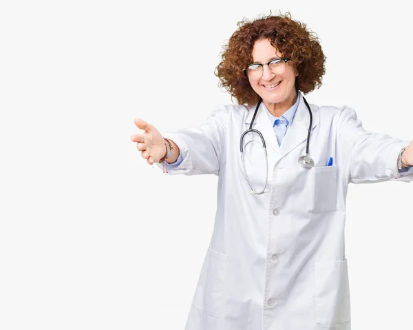 Medico Anziano Mezza Età Donna Sfondo Isolato Guardando Fotocamera Sorridente — Foto Stock