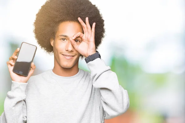 Joven Hombre Afroamericano Con Pelo Afro Mostrando Pantalla Del Teléfono —  Fotos de Stock