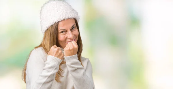 Hermosa Mujer Mediana Edad Con Suéter Invierno Sombrero Sobre Fondo —  Fotos de Stock