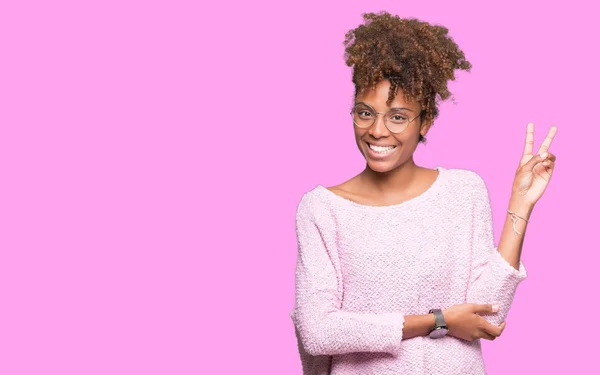 Красивая Молодая Африканская Американка Очках Изолированном Фоне Улыбается Счастливым Лицом — стоковое фото