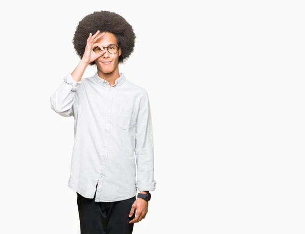 Jovem Americano Africano Com Cabelo Afro Usando Óculos Fazendo Gesto — Fotografia de Stock